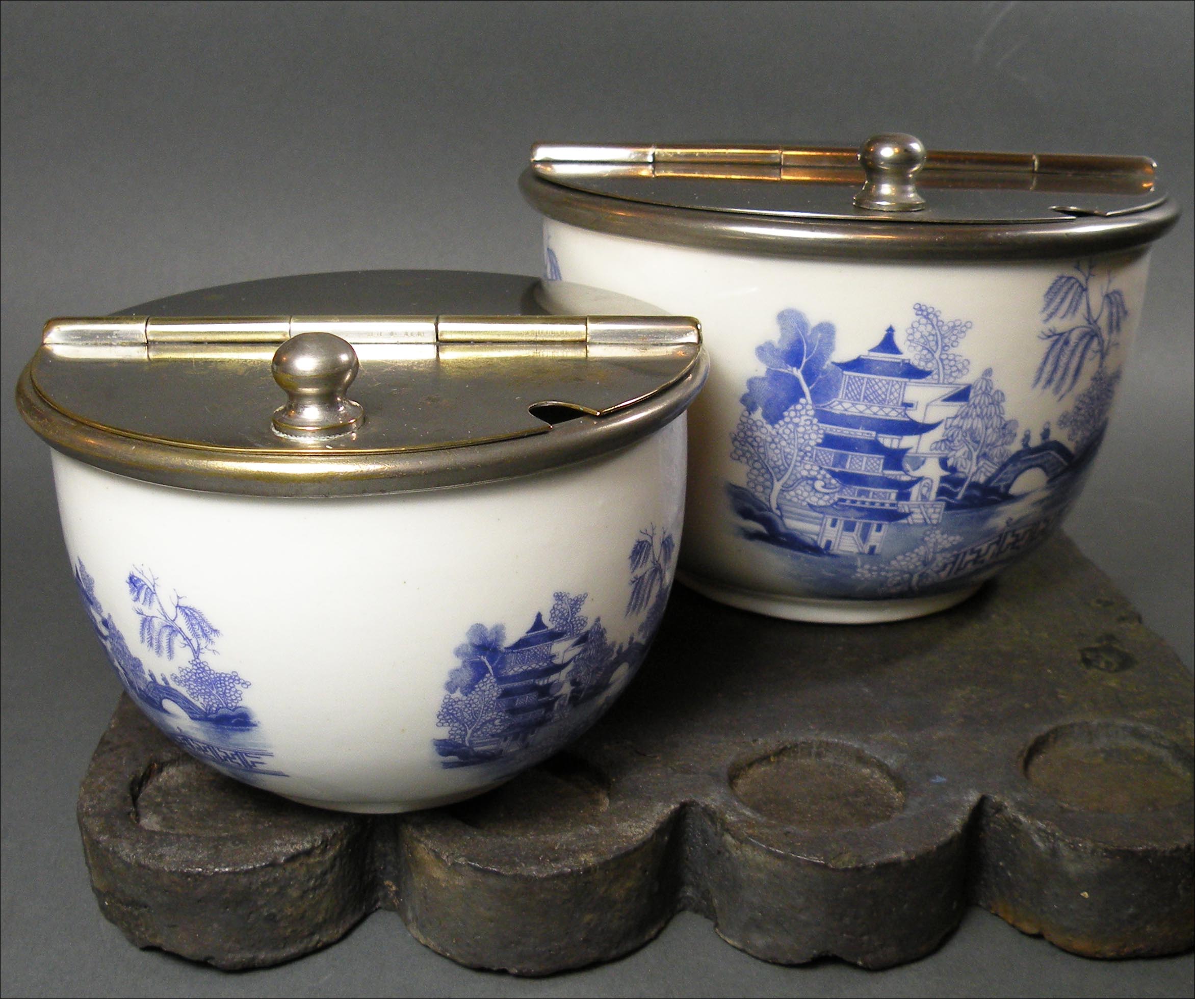 Blue Willow Flip-Top Bowls